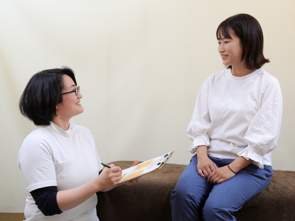 大阪市城東区のすこやか整骨院で行われる問診の様子。患者の体の状態をチェックし、最適な施術プランを提案。
