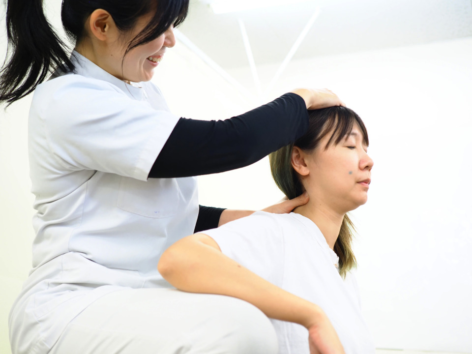 首の歪みを整える整体施術を受ける患者の写真。首こりや肩こりの改善を目的とした施術風景。