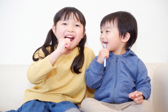 楽しそうに歯磨きをする姉弟の写真